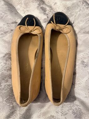 CHANEL Lambskin Beige & Black Ballet Flats